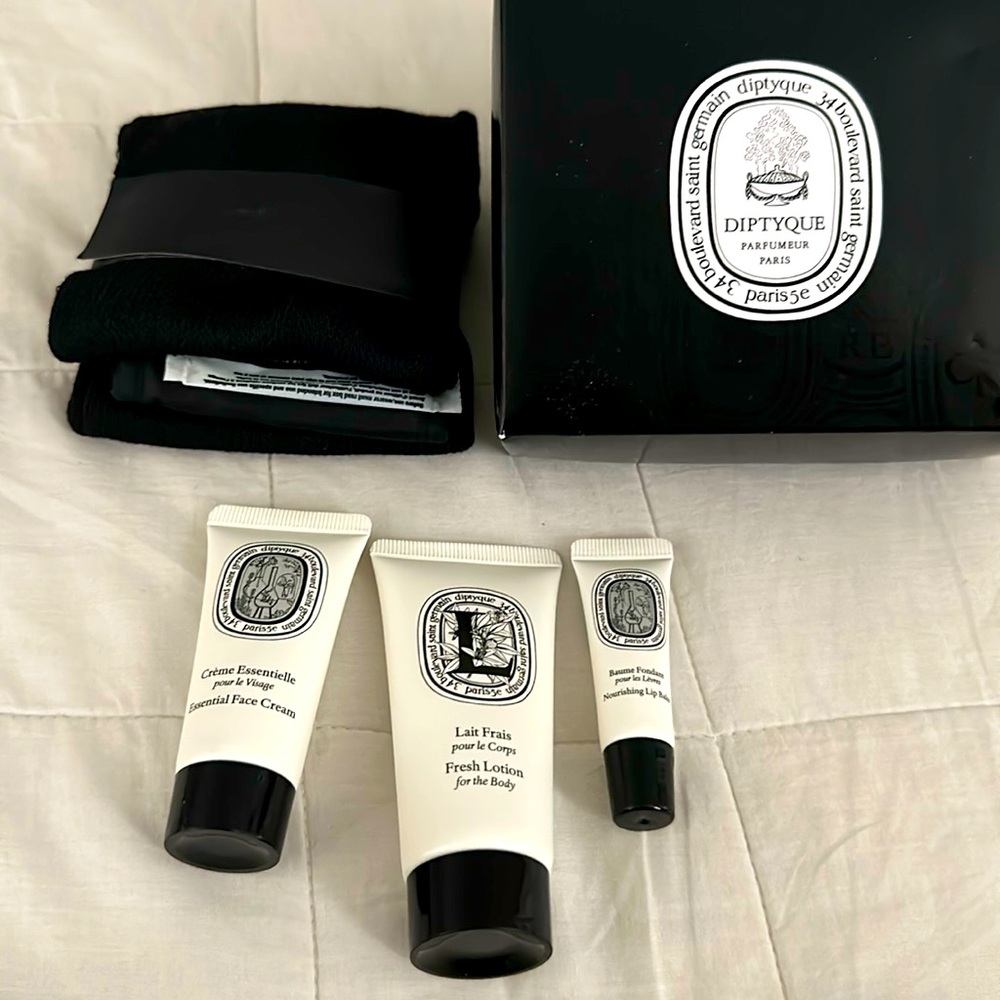 Nourishing face cream,body lotion,lip oil. socks,earplugs, shades holiday pick🎁